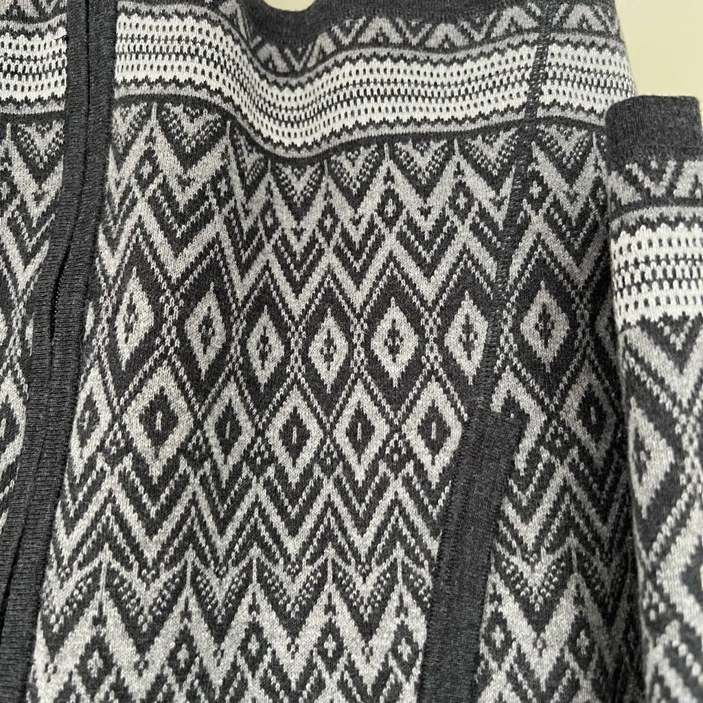 Max Studio Black and Gray geometric Patterned long zipper Sweater - Image 4