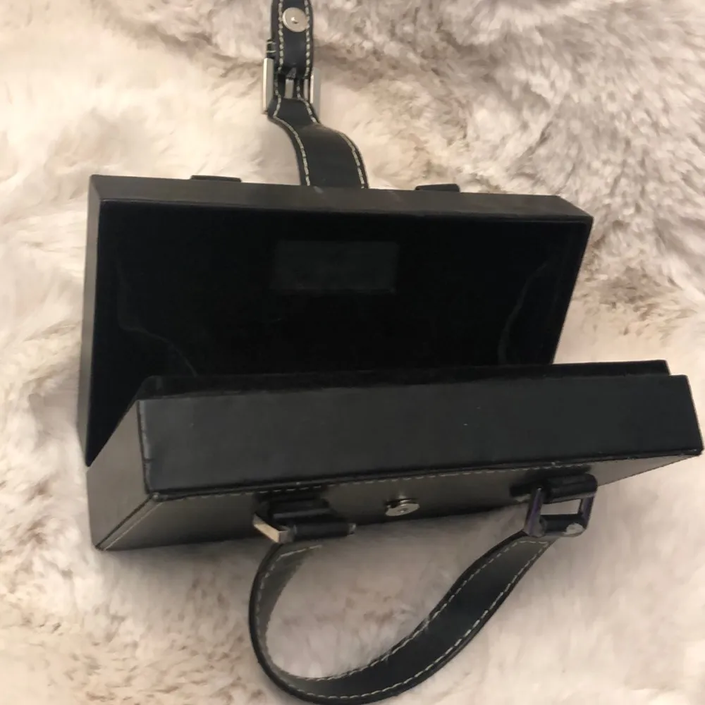 🦋4/$25 Little black purse - Image 7