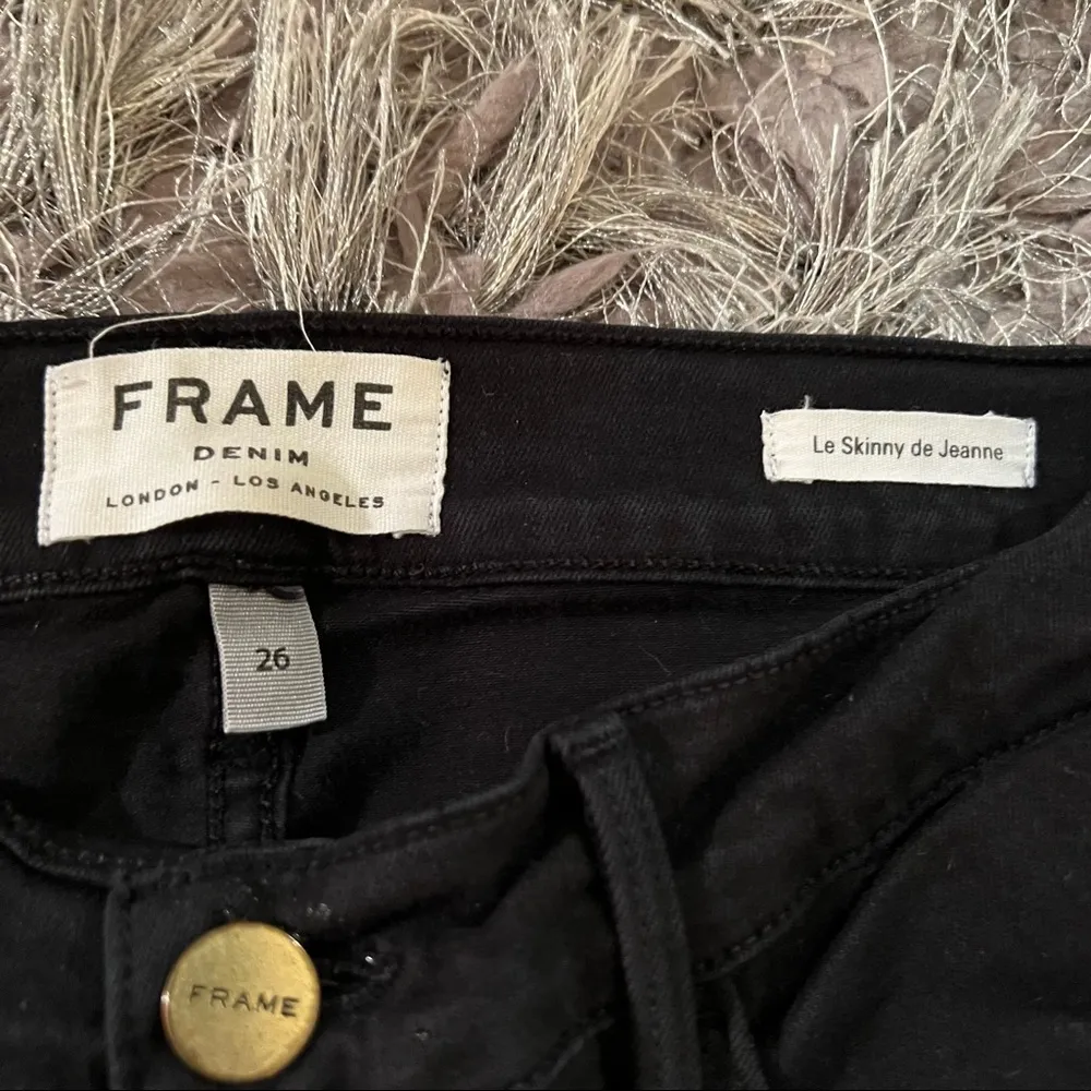 frame le skinny de jeanne ripped black distressed film noir jeans size 26 - Image 3