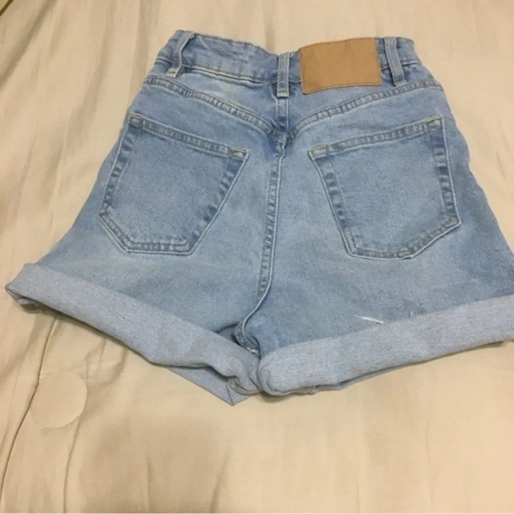 Woman’s size 0 H & M Divided denim cutoff jean shorts - Image 8