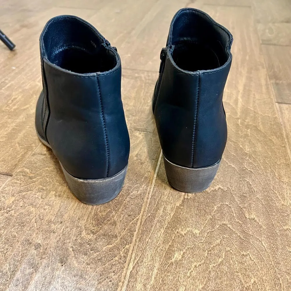 Maurices Women’s Abigail Stitched Ankle Bootie Zip Up Black Size 10 EUC Girly - Image 3