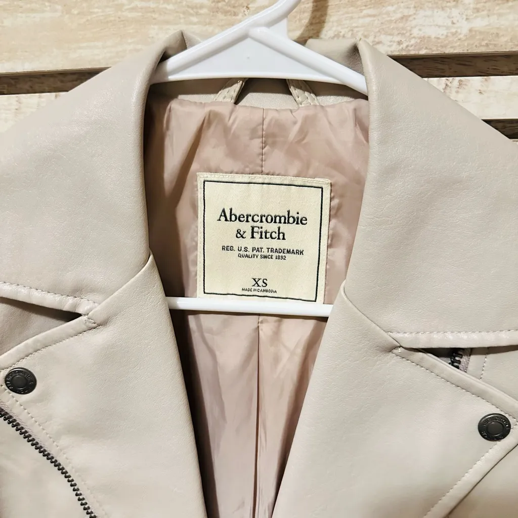 Abercrombie & Fitch Women's Light Leather Jacket - Image 2