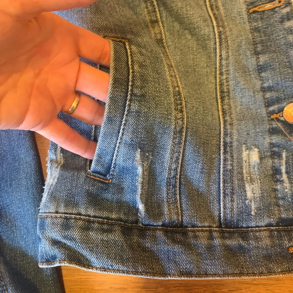 Ci SONO Women’s Small distressed button denim jacket. Medium denim wash - Image 4