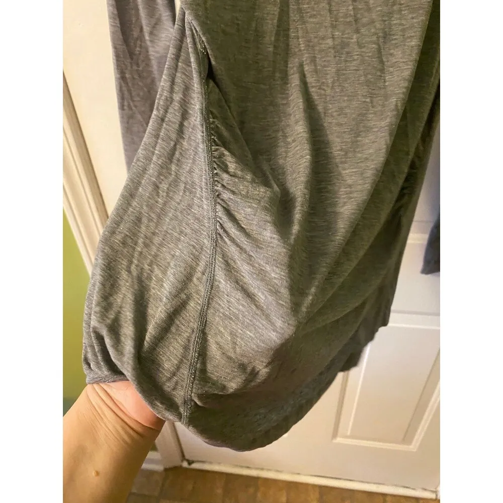 Gapfit Breathe Maternity Athlet Wear Long sleeve top with twist back size small - Image 4