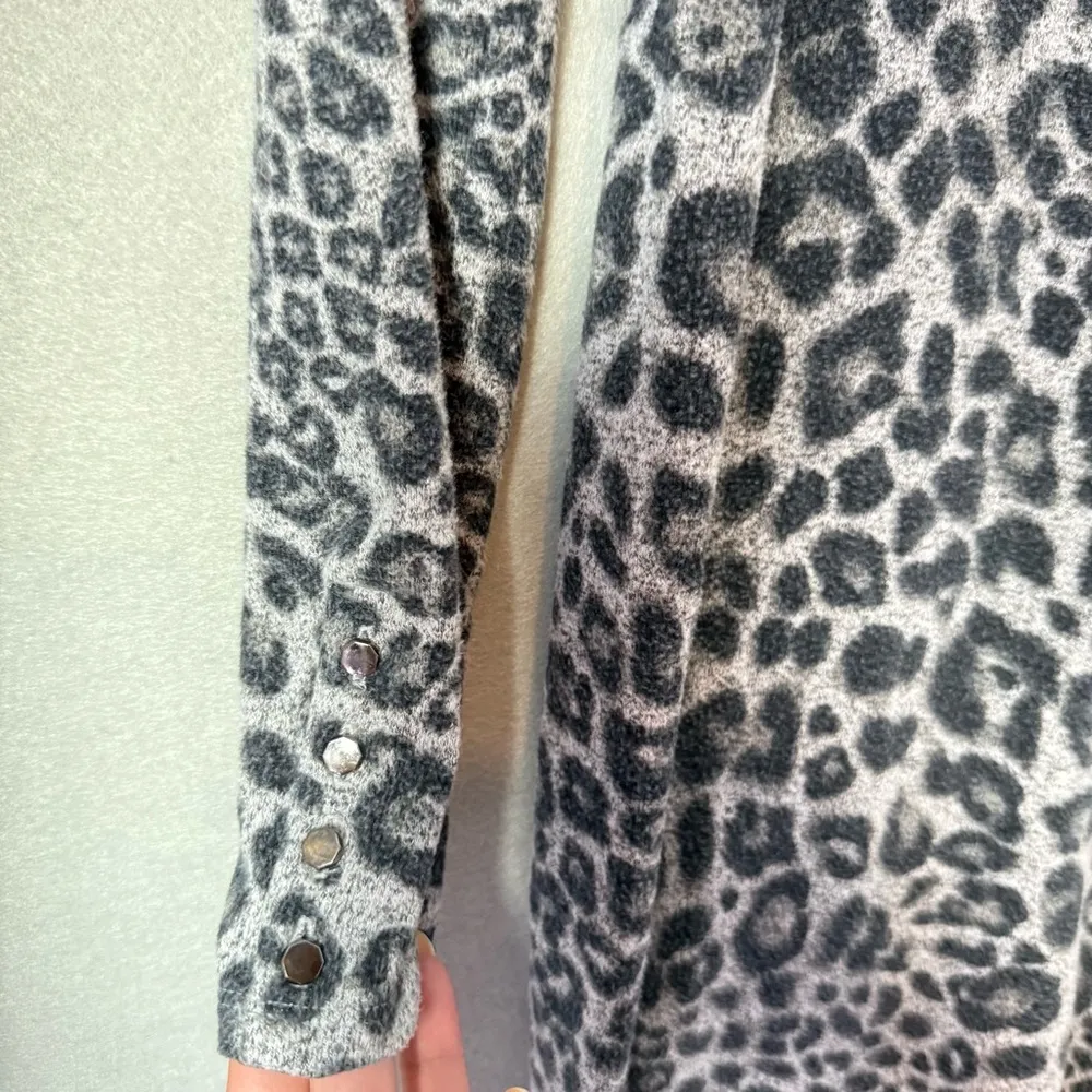 White House Black Market Women’s Gray Leopard Cardigan Sweater size XS - Image 4