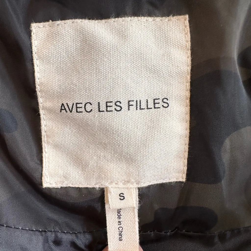 AVEC LES FILLES FAUX SHEARLING LINED HOOD SHORT UTILITY
PUFFER JACKET OLIVE CAMO - Image 6