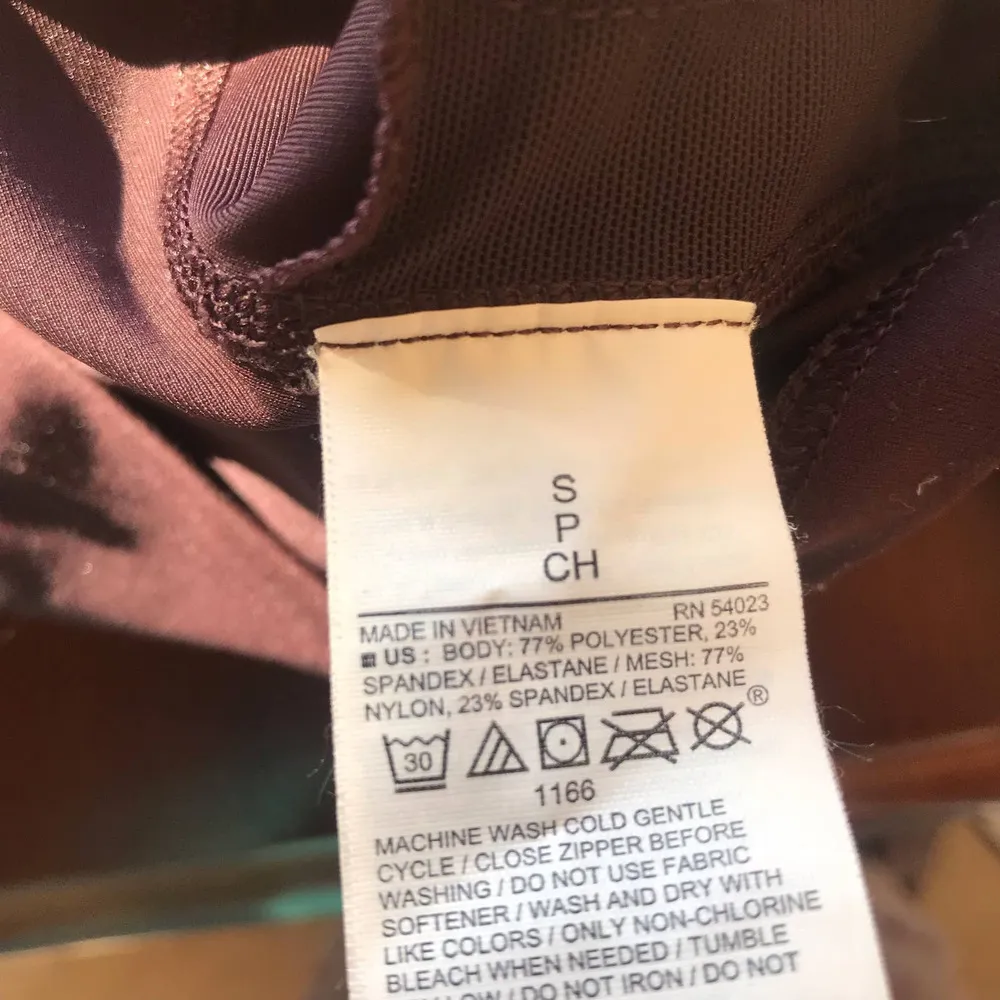 Old Navy Active Cropped Long Sleeve Purple Top Zipped Pocket Women's Size Small - Image 7