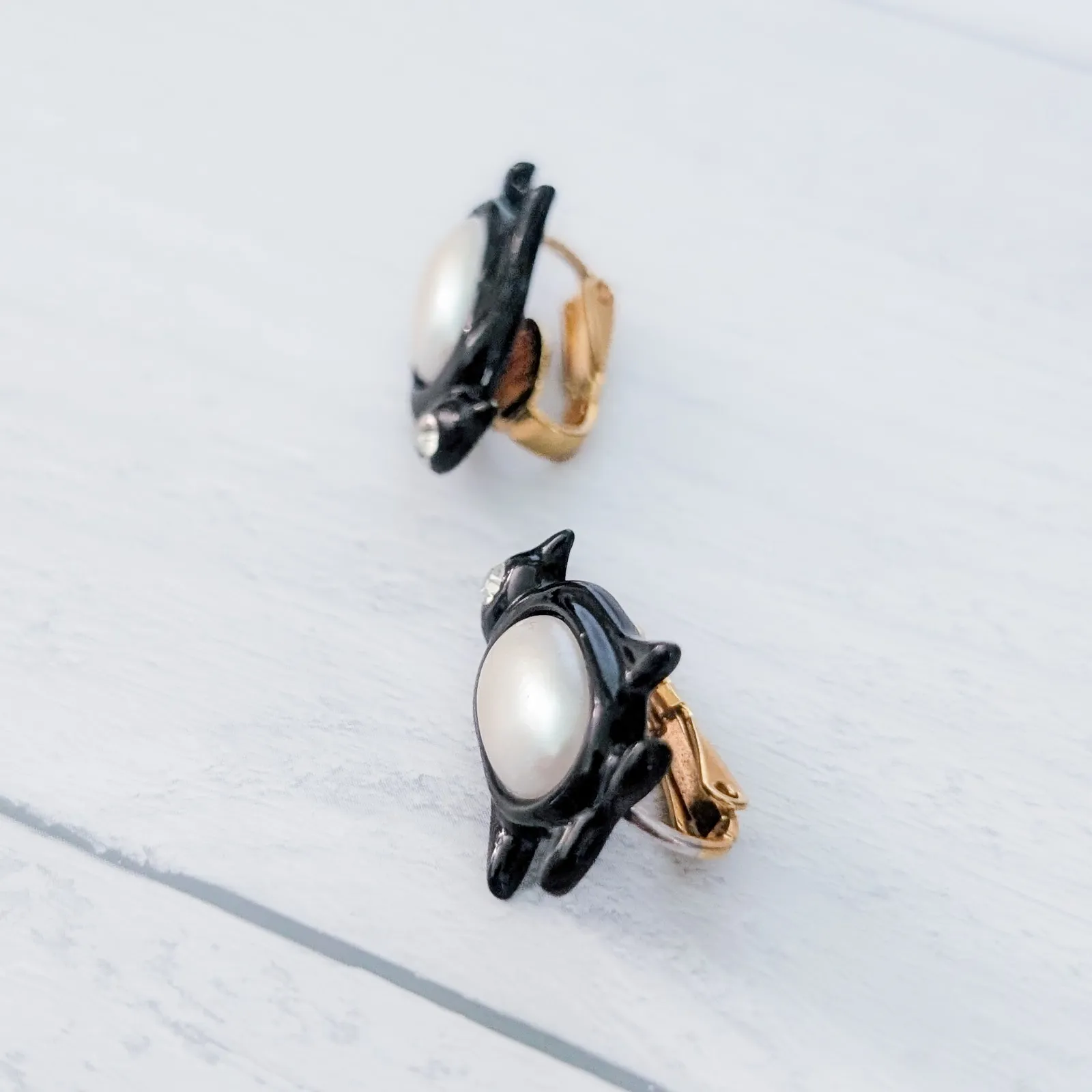 Vintage Avon Clip On Earrings Black Penguin with Pearlescent Center - Image 3