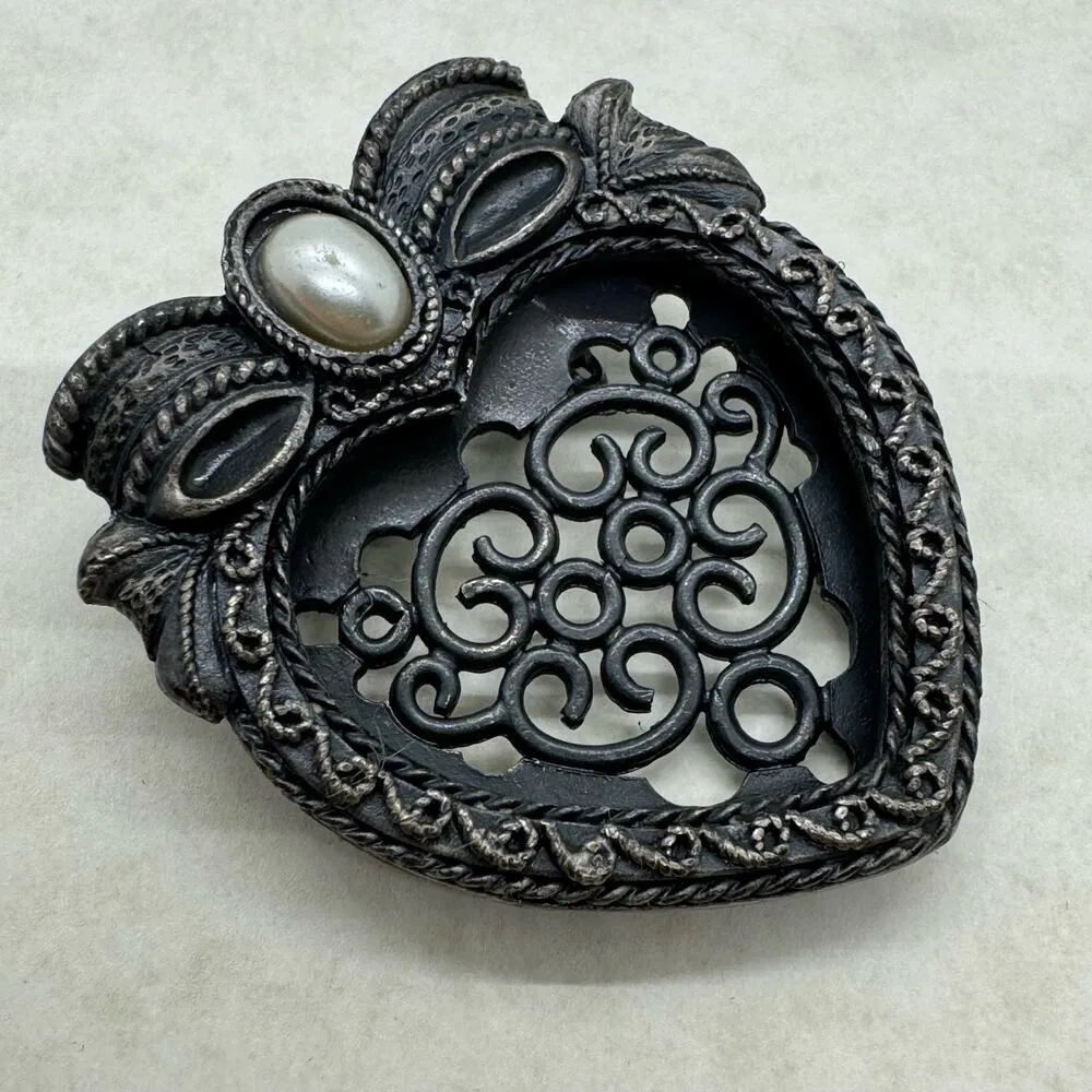Vintage Brass Heart Shaped Filigree Brooch Pin with Faux Pearl Photo Insert Gray - Image 3