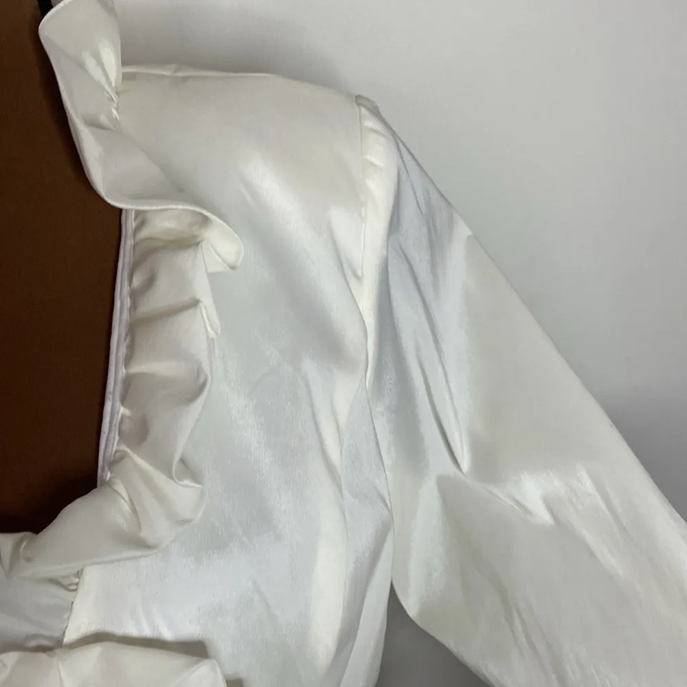 XSCAPE ivory ruffled special occasion top with rhinestone button buckle size 12 - Image 10