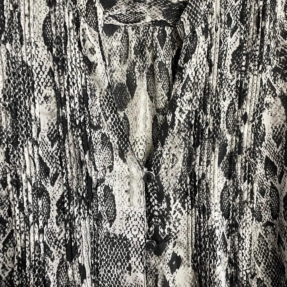 Jones New York Gray and Black Abstract Blouse Round Neck Long Sleeve - Image 4