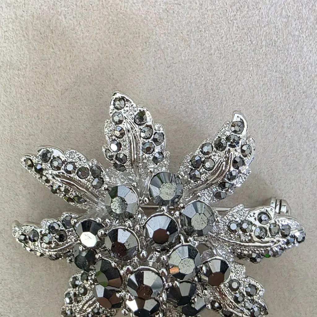 Vintage Silver Flower Brooch Pin - Image 4