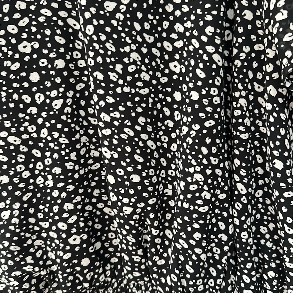 Floral Print Chiffon To Deep V-neck, Flutter Sleeves, and Ruched Bodice Sz M - Image 8