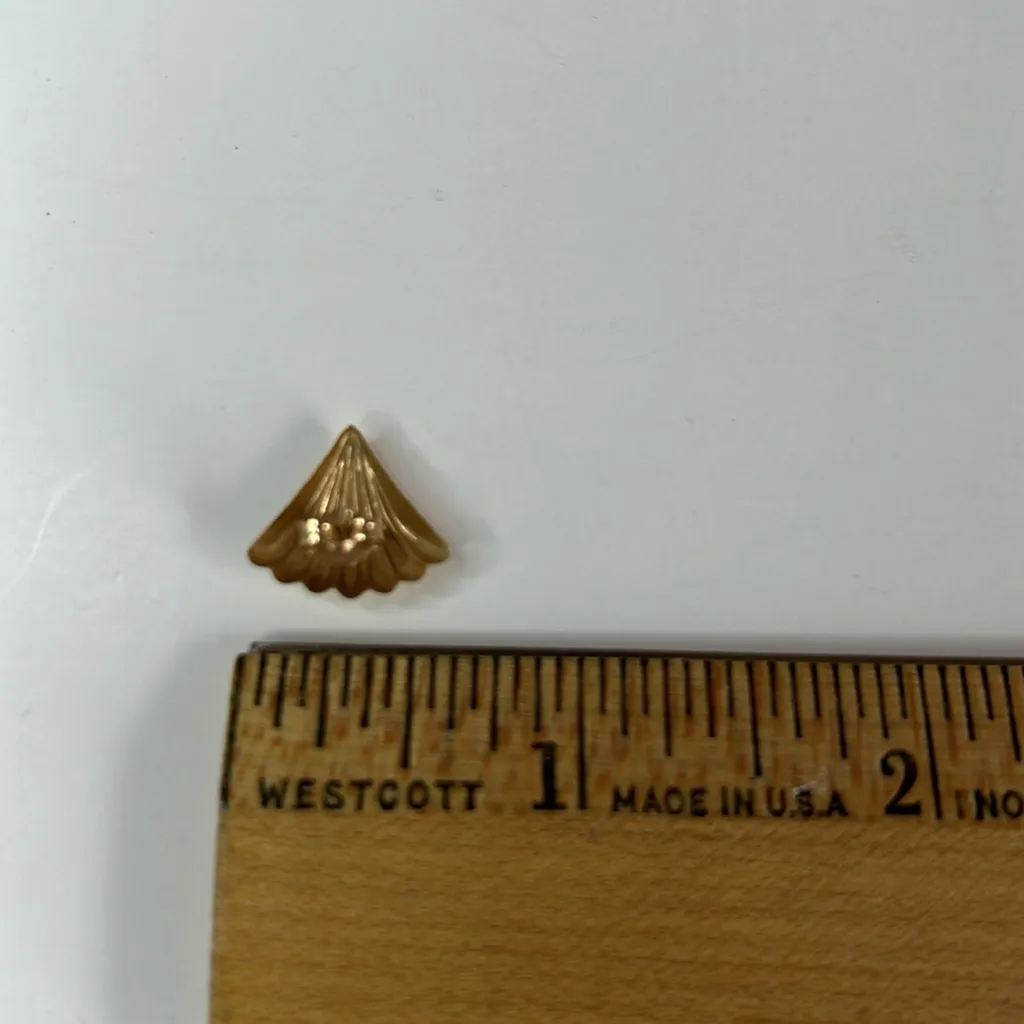 Vintage gold tone fan shell lightweight stud earrings - Image 4