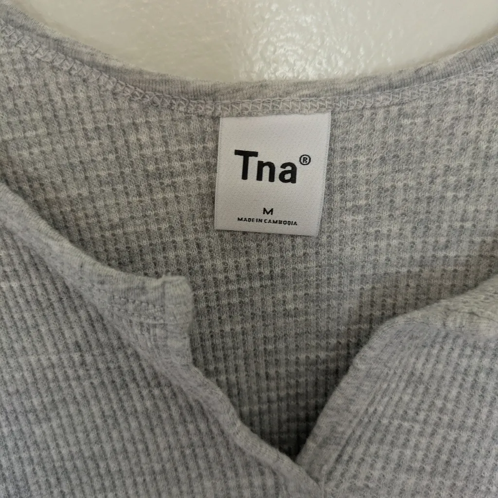 Aritzia TNA Cropped Tank Top Grey Notch Front Medium - Image 3