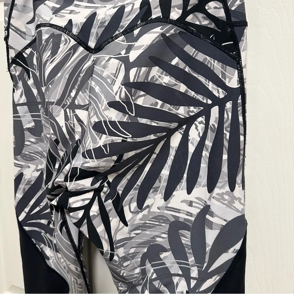 Gymshark Paradise Leggings Size Medium - Image 4