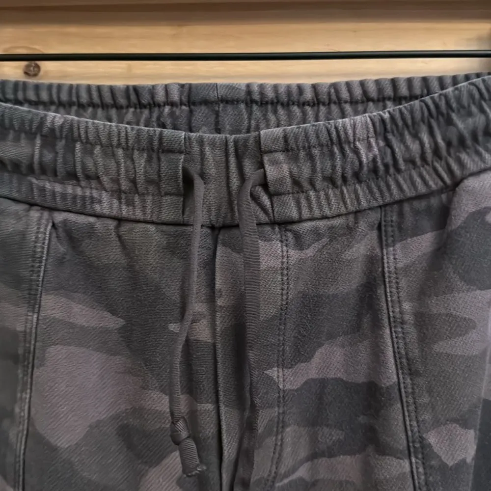 Athleta Size 10 Farallon Camouflage Jogger Pants - Image 5