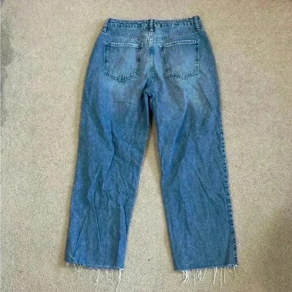 Forever 21 distressed blue straight leg jeans in size 28 - Image 4