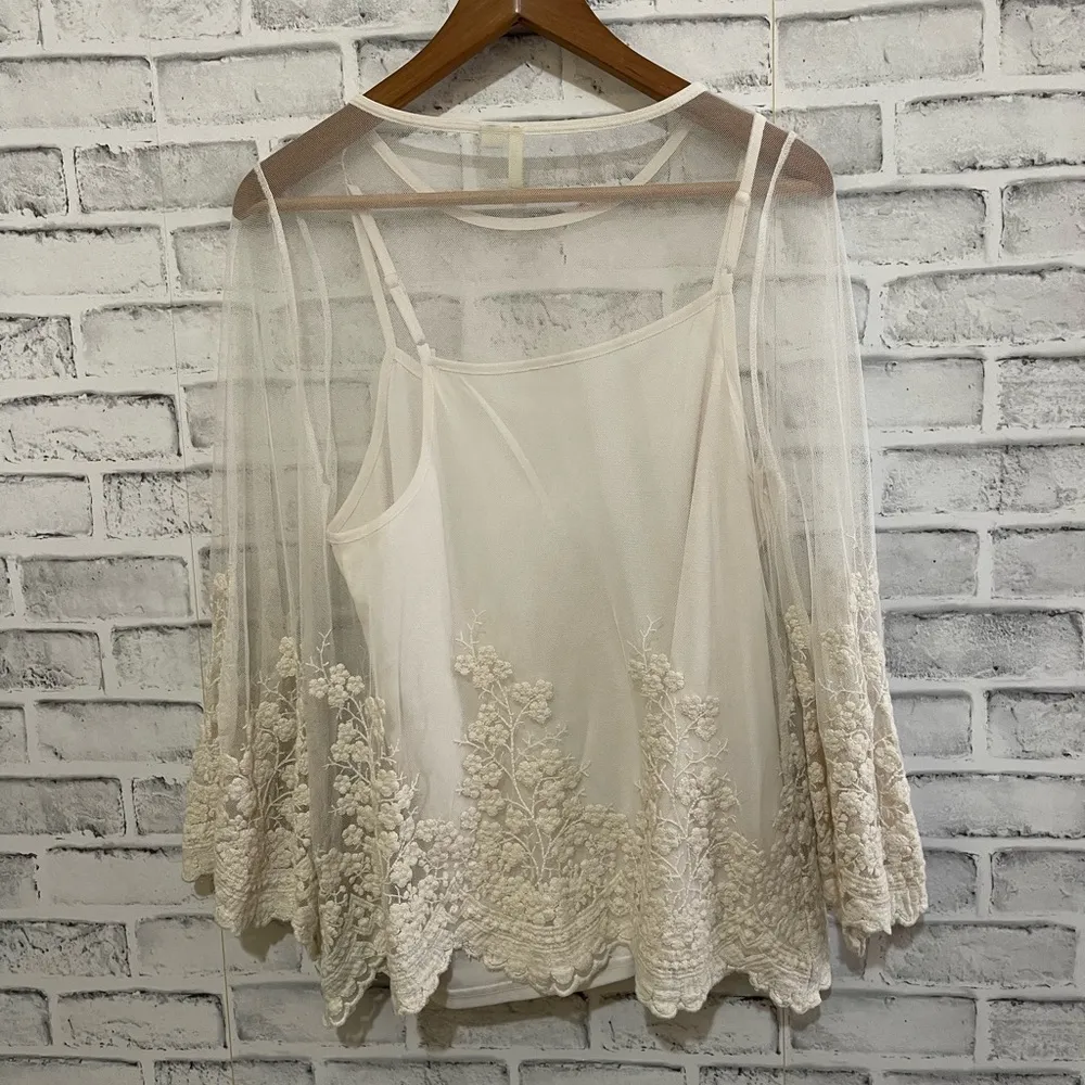 NWOT Women’s Ultra Pink white sheer crochet top with h attached tank top Medium - Image 2