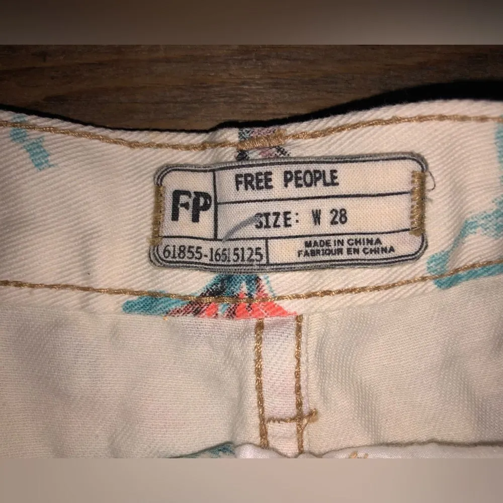 Free people floral denim cut off size 28 - Image 4