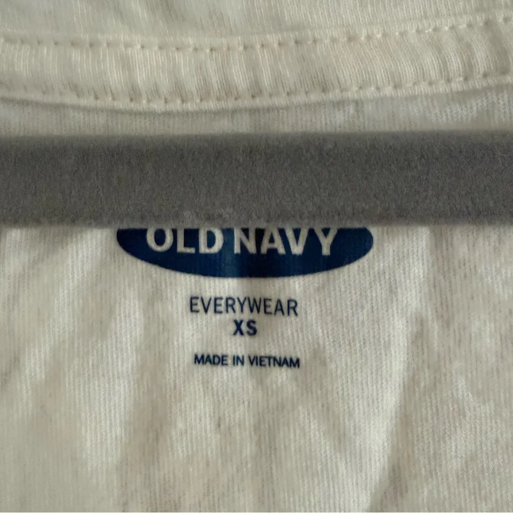 Old Navy Women's Cream V-Neck Top with Gold Foiled Pineapple Palm Tree Print XS - Image 3