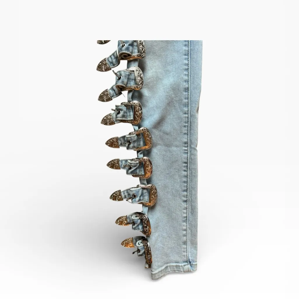 AKIRA All About Buckles Wide Leg Jean 15/31”
Light Wash Stretch Western Buckle - Image 10