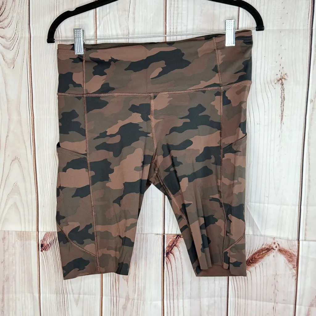 Lululemon Fast and Free Short 10" *Non-Reflective
Heritage 365 Camo Brown Earth - Image 2