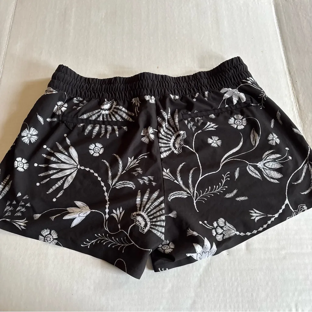 Athleta Women's Black and White Printed Baja Shorts Size 12 - Image 7