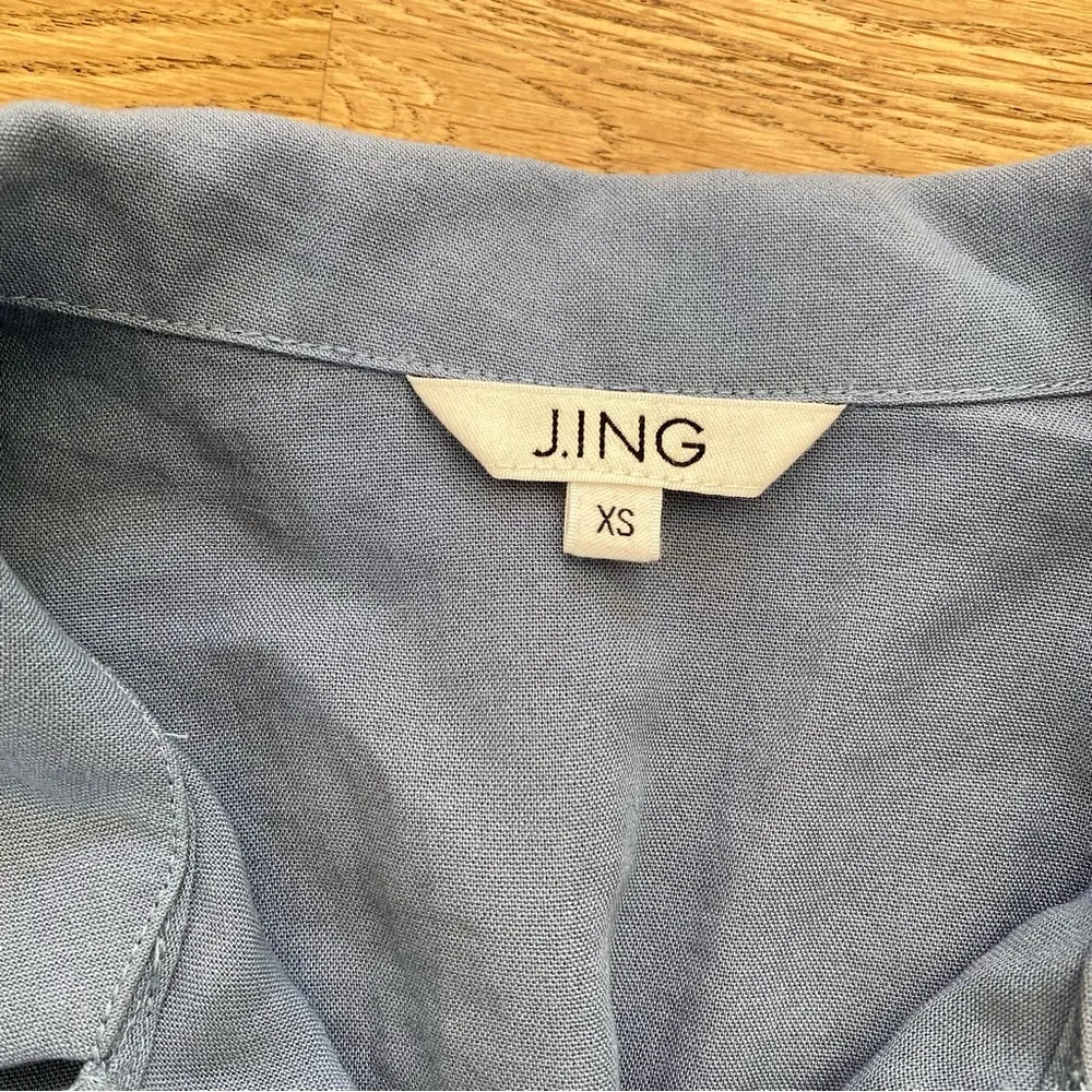 J.Ing Short Sleeve Chest Flap Pocket Button Front Blouse in Blue Size XS - Image 2