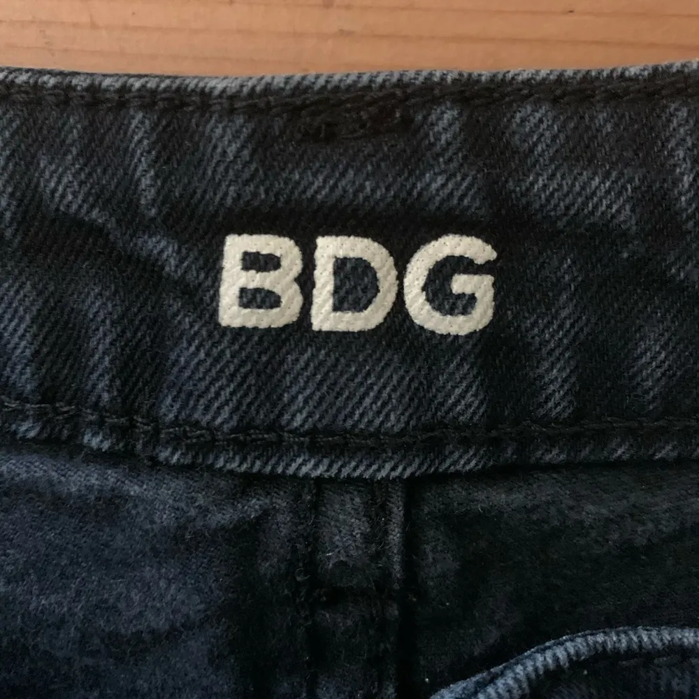 BDG High Rise Erin 5 Pocket Shortie Black Denim Shorts Size 25 - Image 3