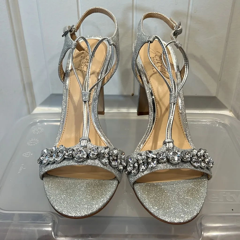 Jewel Badgley Mischka Women’s Peaches Crystal Adorned Silver Glitter Heels, Sz 8 - Image 2