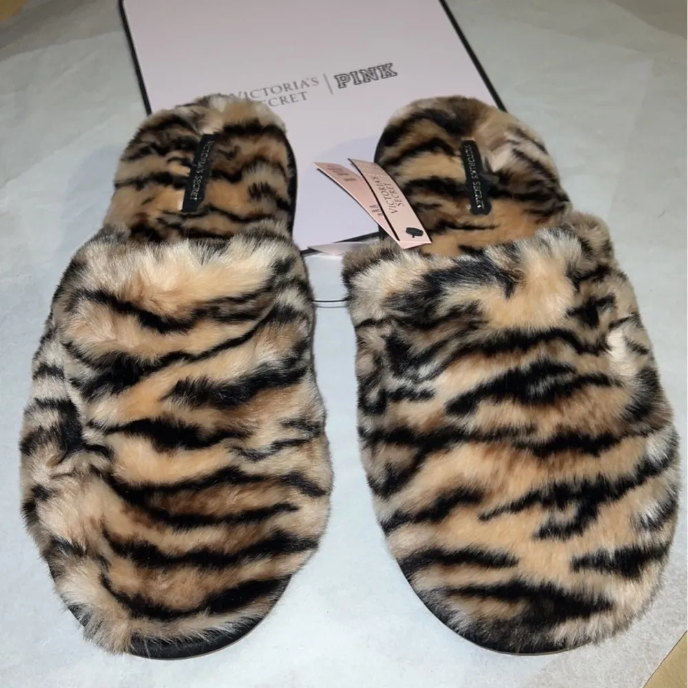 VICTORIA'S SECRET Closed Toe Animal Print Faux Fur Slipper - Image 2