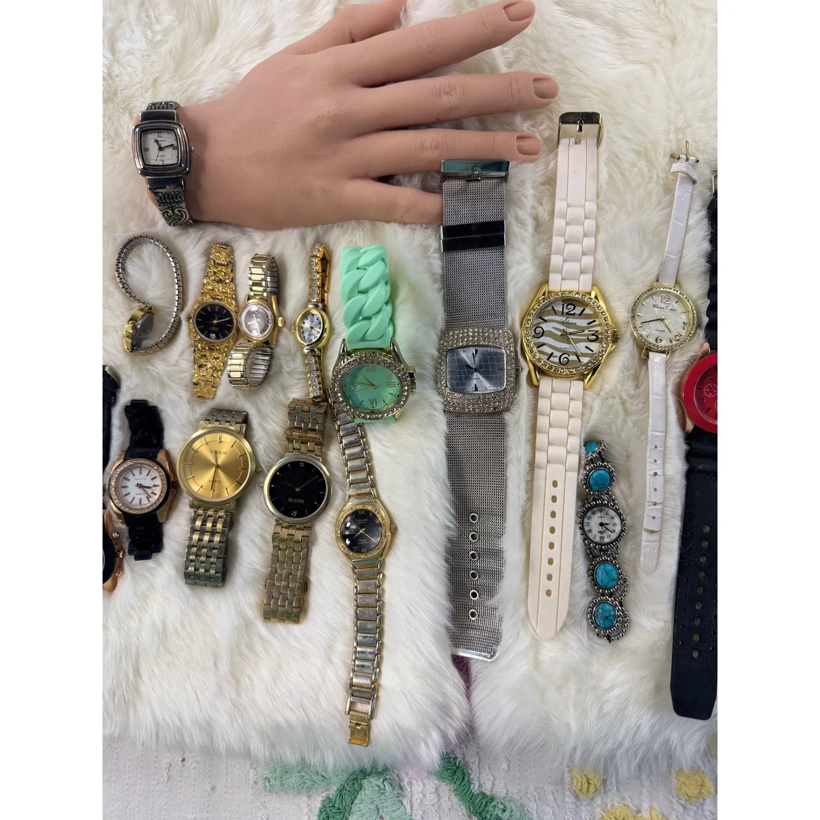 Lot of 16 Womens Fashion Watches Assorted Styles Bands Faces vintage Gold - Image 4