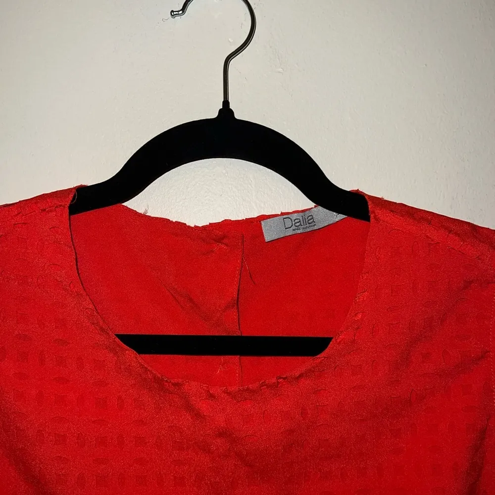 Dahlia Coral Sleeveless Blouse - Image 2