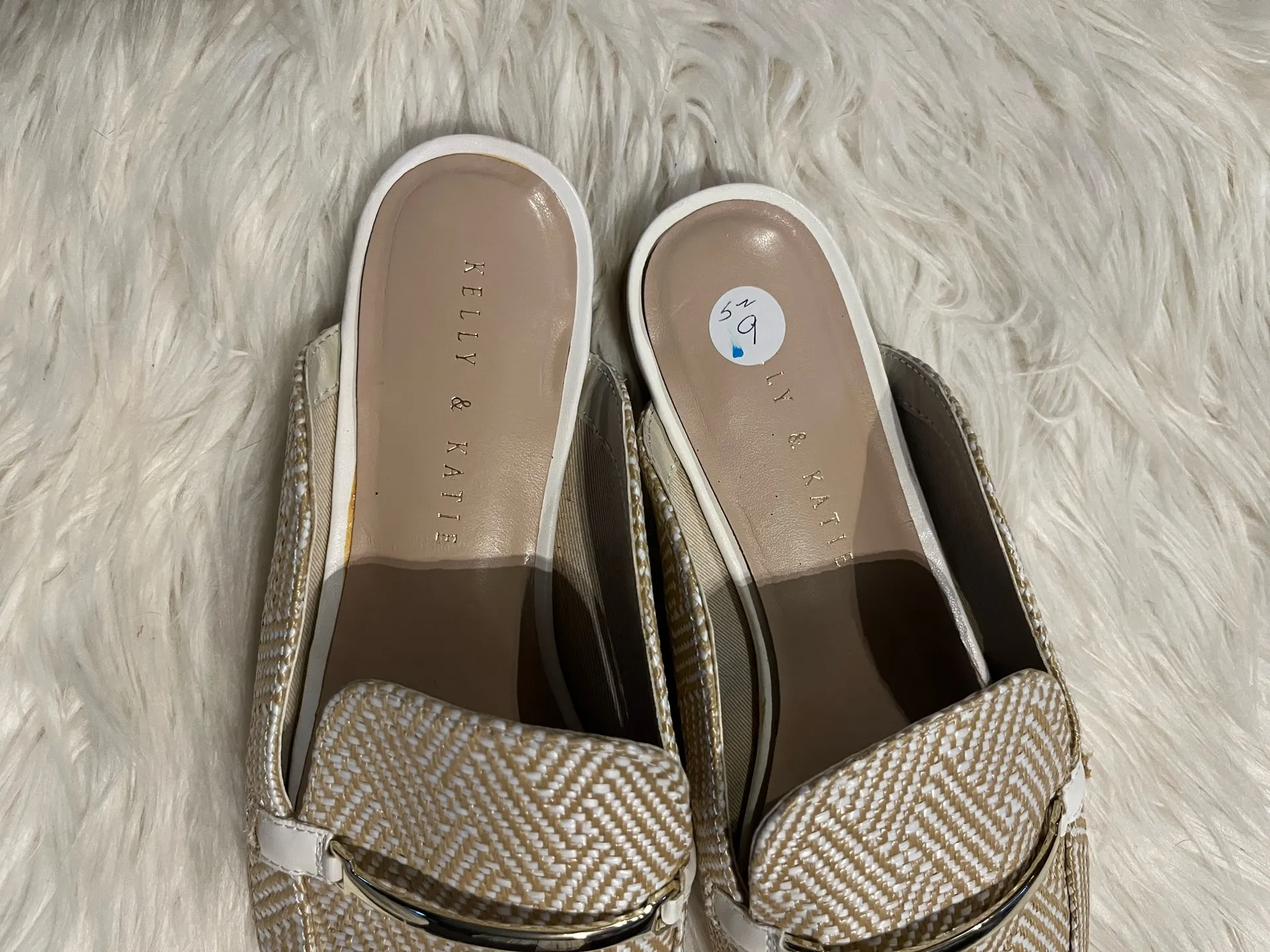 Kelly & Katie Oana mule in a tan and white woven raffia material size 9 - Image 4