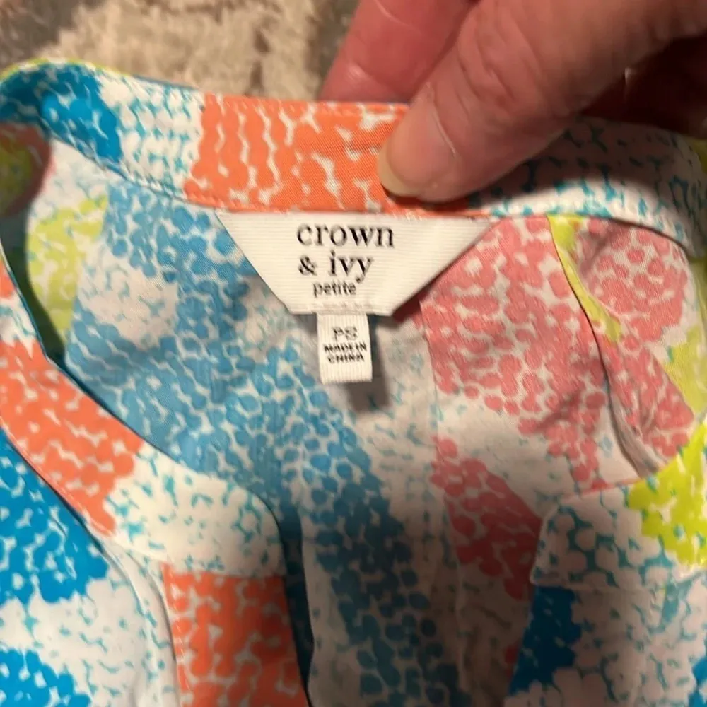 Crown & ivy sleeveless top. Excellent condition. V neck. - Image 4