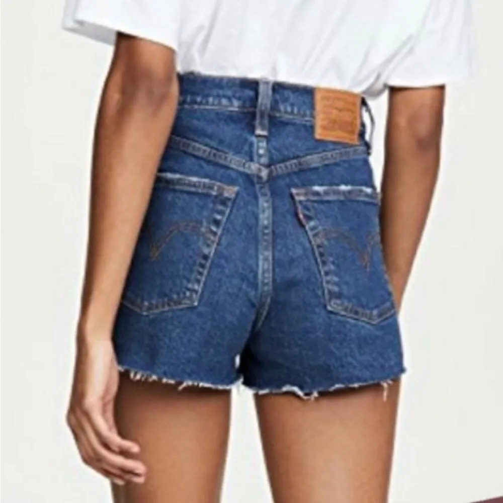 Levi’s Ribcage Premium Shorts Distressed in Medium Wash Charleston Chill Size 25 - Image 2