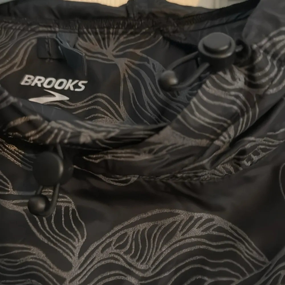 Brooks Reflective wind jacket - Image 2