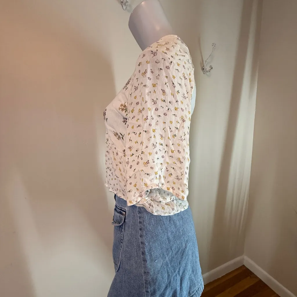 Hollister Floral Flowy Flutter Sleeve Top White, Purple, Yellow Tie Back EUC ￼ - Image 6