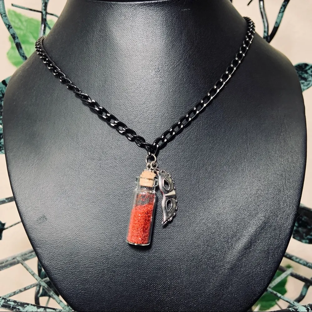 Masquerade Red Glitter Sparkle  Necklace New - Image 3