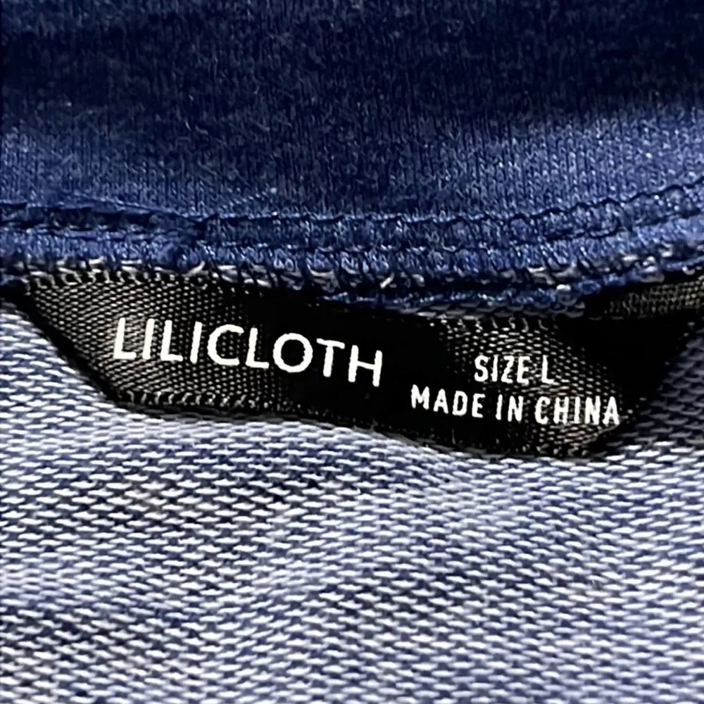 LILICLOTH size large women’s long sleeve blue graphic t - Image 5