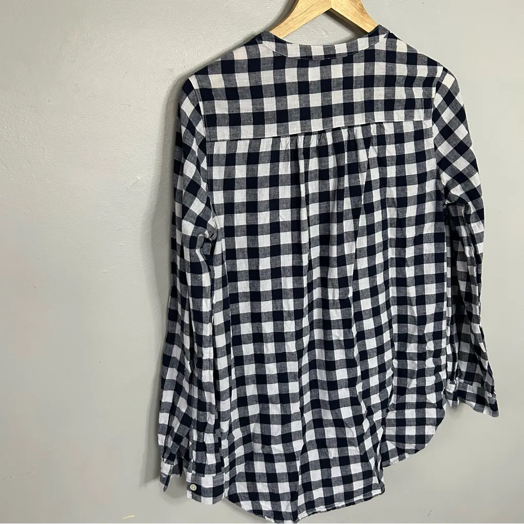 Old Navy Women's Blue and White Plaid Button Down Shirt - Image 5