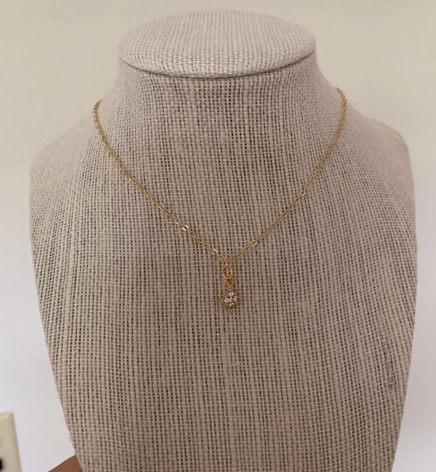 💥$2💥Gold And Crystal Star Necklace Gold - Image 3