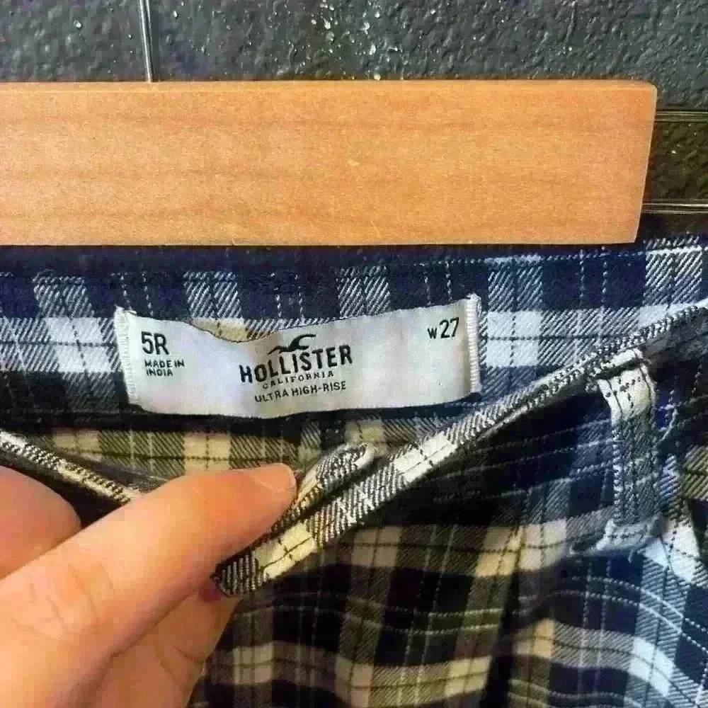 Women’s Hollister Ultra High Rise Dad Pants Black White Size 27 - Image 2