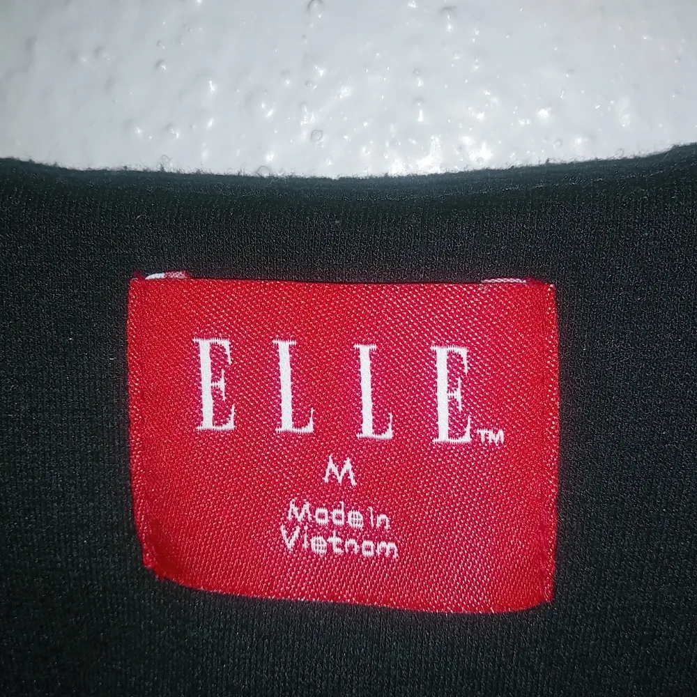 Elle M Short Sleeved 3-Snap Crop Jacket in Black - Image 8