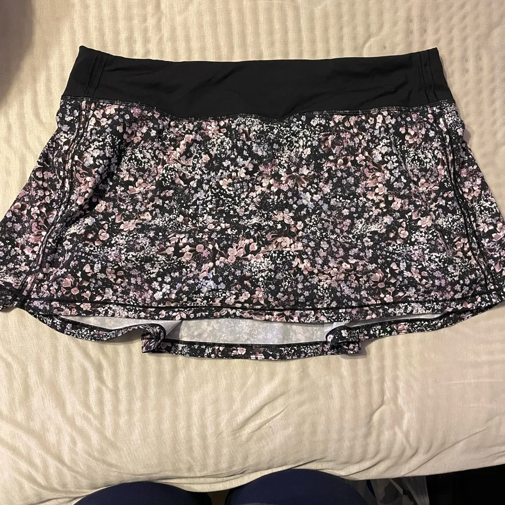 Lululemon Athletica Black and Pink Floral Pace Rival Skirt Skort size 10 - Image 2