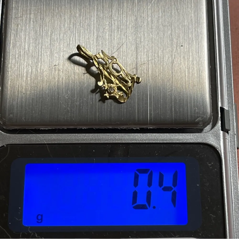 Vintage 14K yellow Gold with diamond “MOM” Charm pendant - Image 7