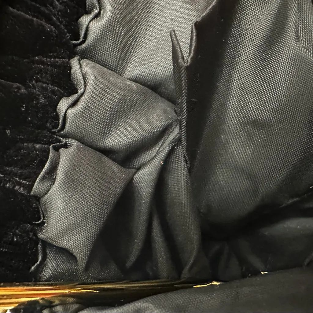 Vintage Black Velvet Crossbody with Gold Kiss - Image 8