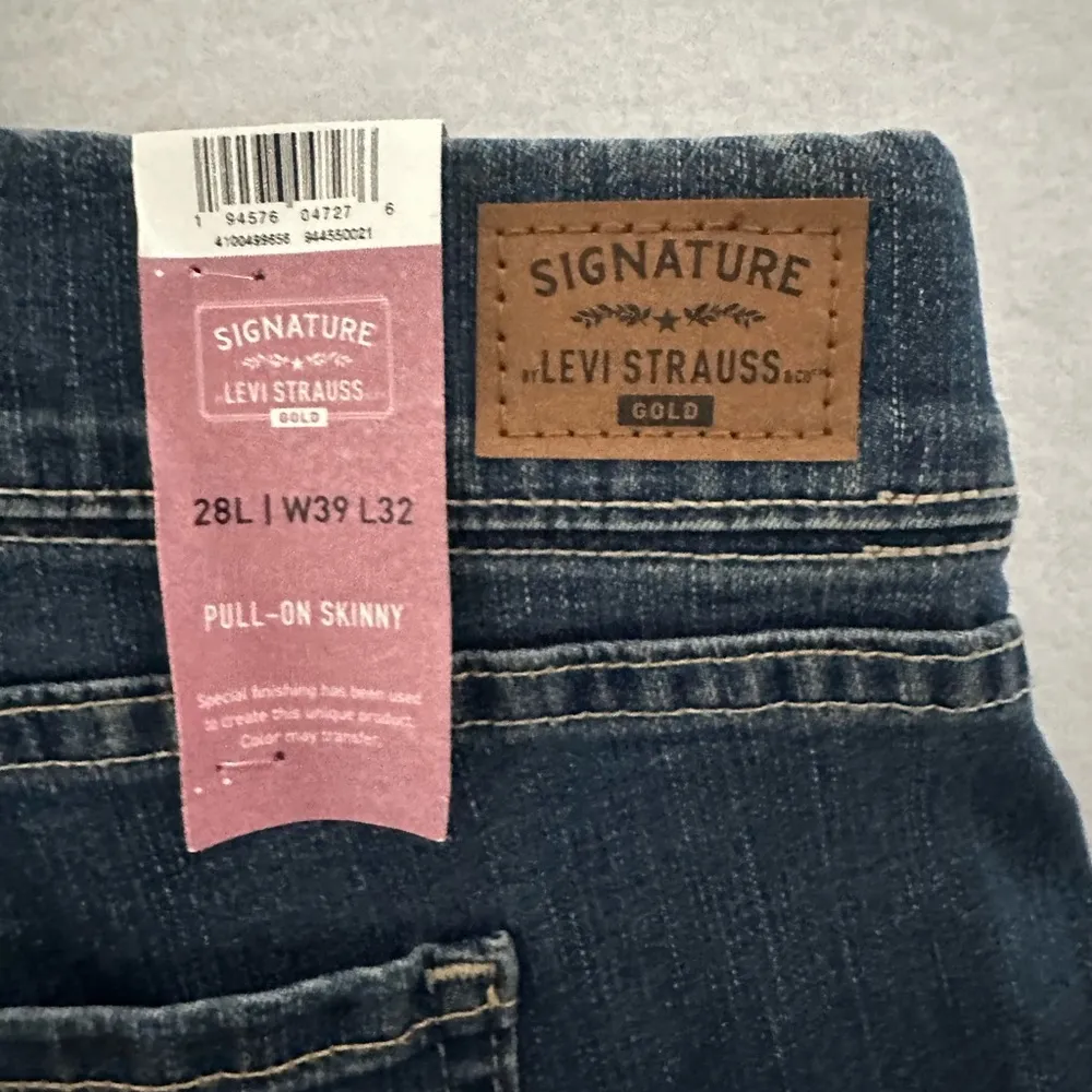 NWT Signature by Levi Strauss Women’s Pull On Skinny Jeans Contouring Size 28 Blue - Image 10