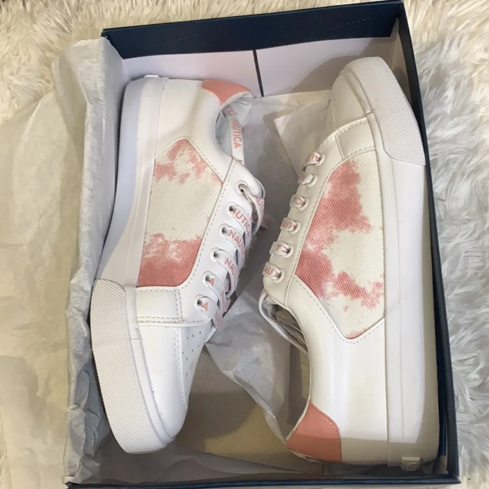 Ladies size 6 Nautica Lace Up Casual Shoes NWT - Image 4